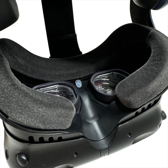 Detailed image of prescription lens mounts aligned within HTC Focus 3 headset interior